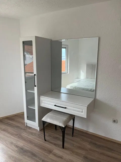 Tualet i bardhë me pasqyrë, sirtar dhe vitrinë me xham