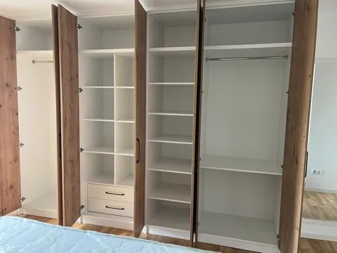 Brendësia e dollapit me rafte, sirtarë dhe shufra për varje