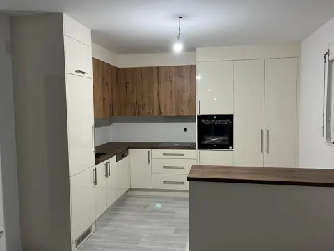 Kuzhinë krem me shkëlqim dhe dollapë të sipërm nga lisi