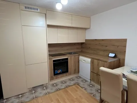 Kuzhinë e vogël krem me pllakë pune dhe mbrojtëse muri nga lisi
