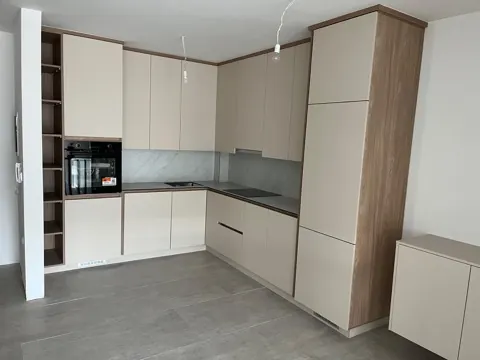 Kuzhinë bezhë mat me panele anësore nga lisi