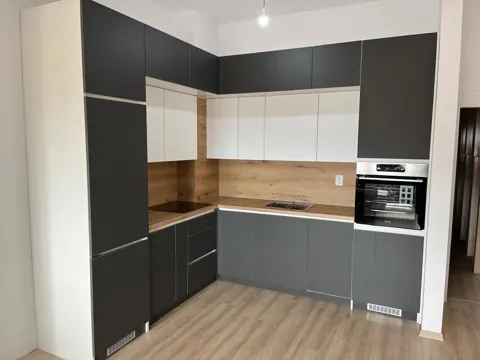 Kuzhinë këndore grafit dhe e bardhë me pllakë pune nga lisi